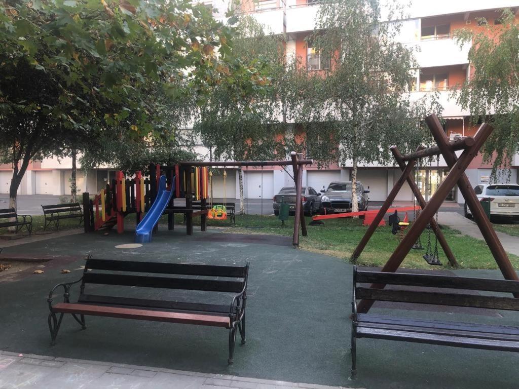 Family Retreat Politehnica Park Apartment Bukares Bagian luar foto